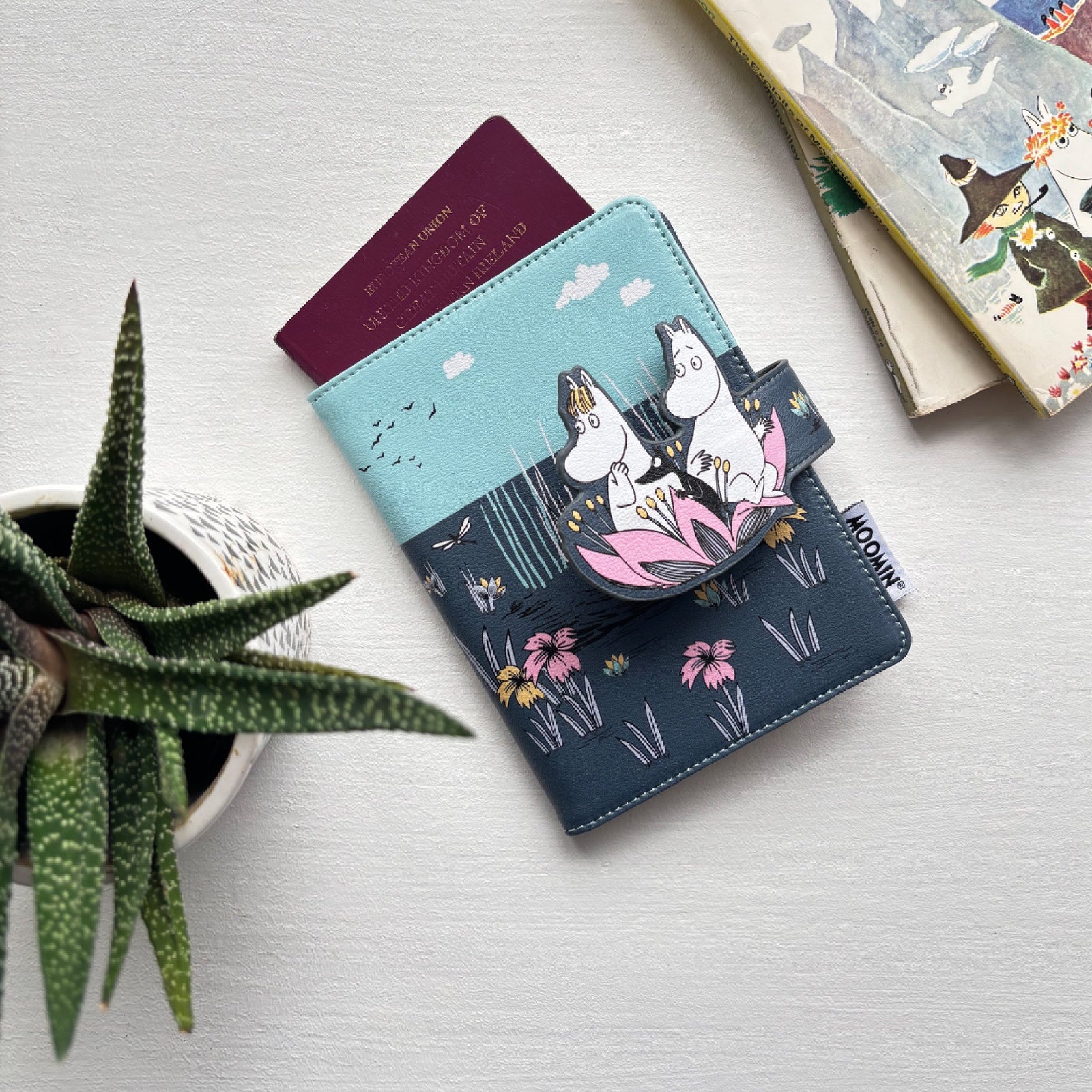 Passport Holder Moomin Lotus