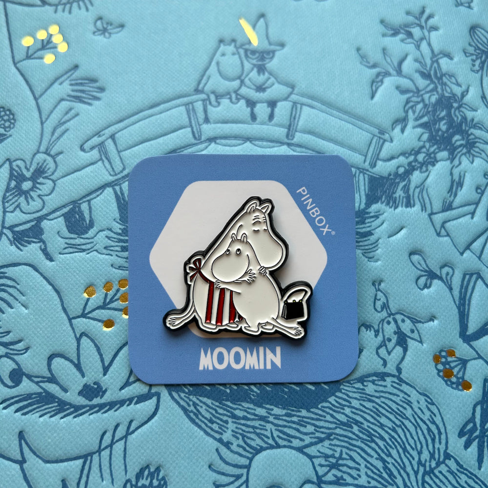 Moominmamma Hug Pin