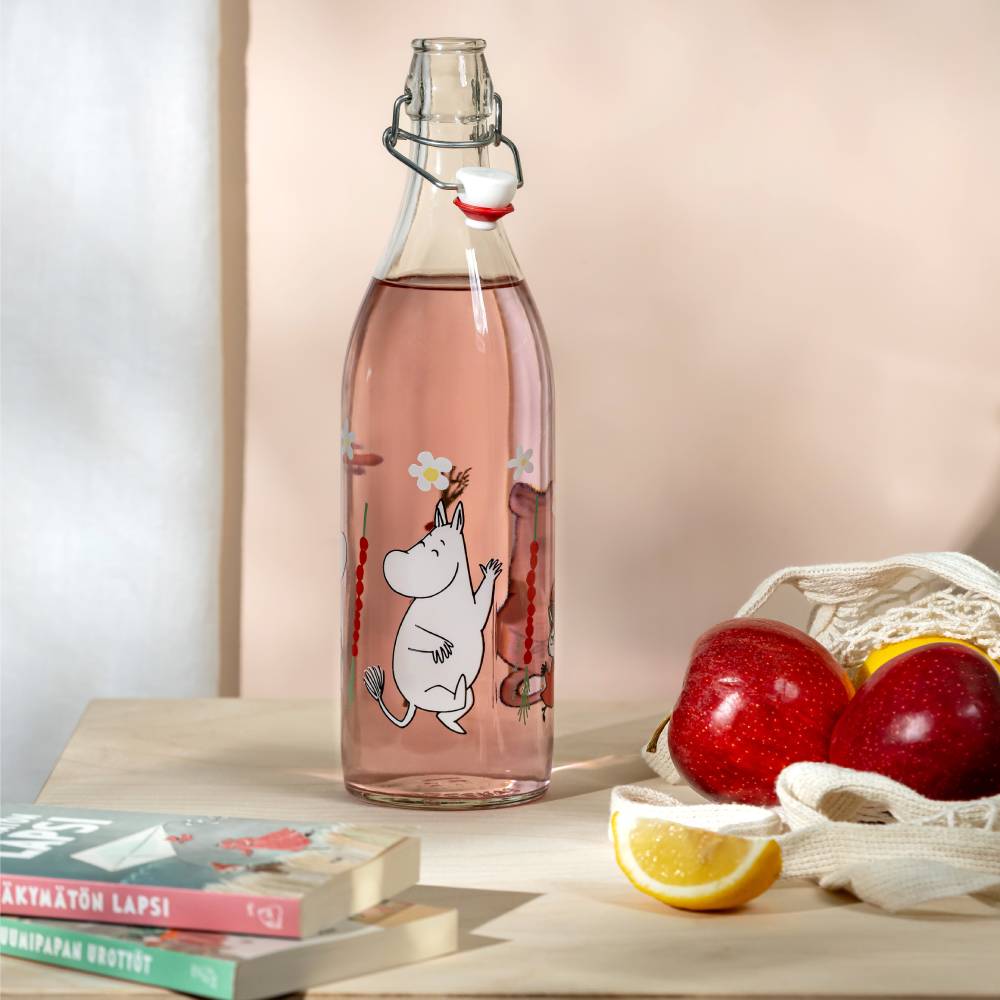 Moomin Wild Strawberries Glass bottle 1L - The Official Moomin Shop